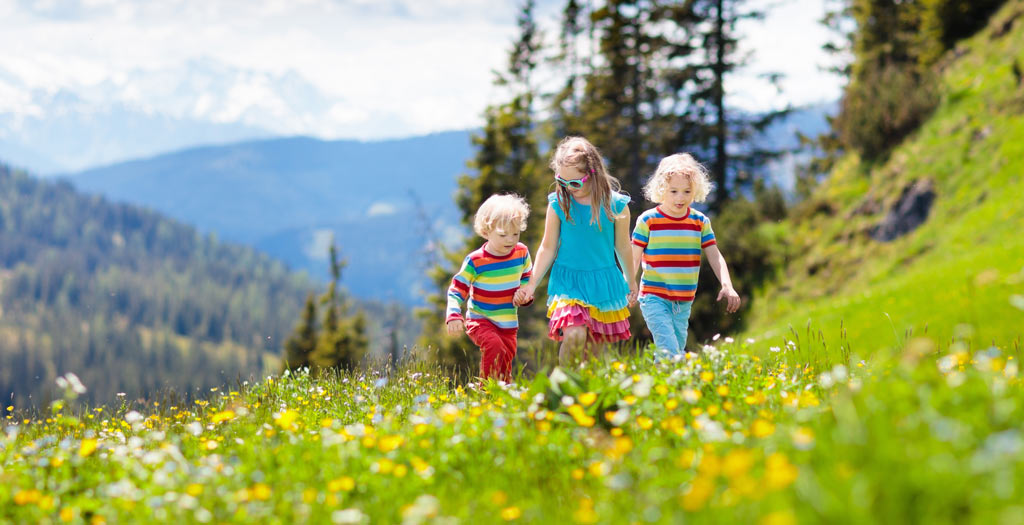 Kinder beim wandern