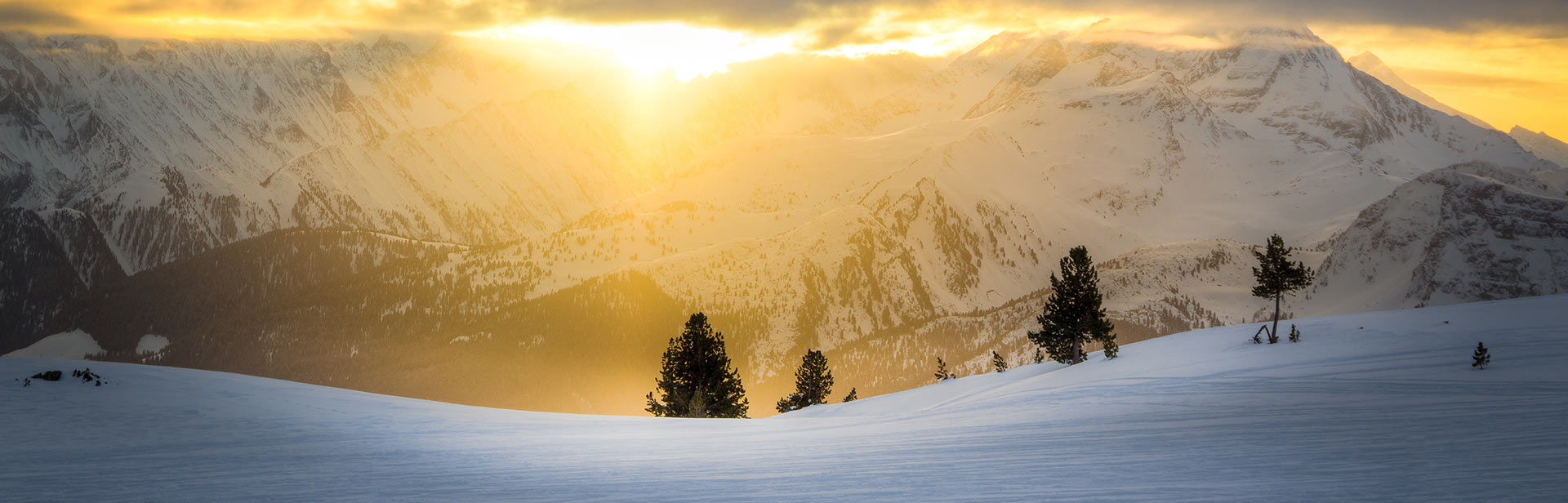 Abendsonne fällt auf Skipiste